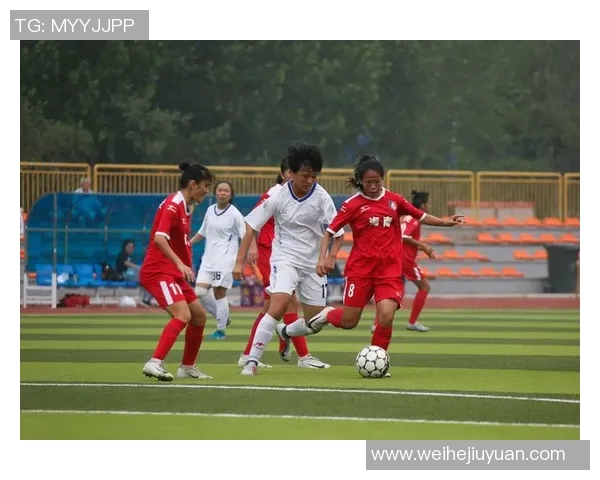 与足球明星亲密互动的温馨瞬间展现了运动的魅力与友谊的力量